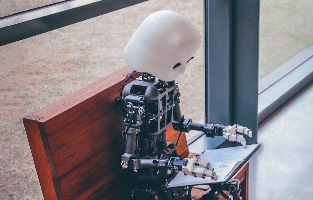 Image illustrating the concept of an ai bot reading a webpage. Image by Andrea De Santis